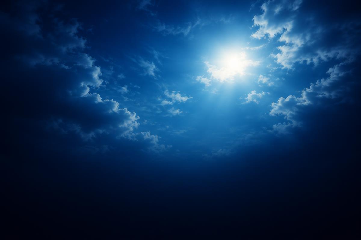 Blauwe daghemel met zon